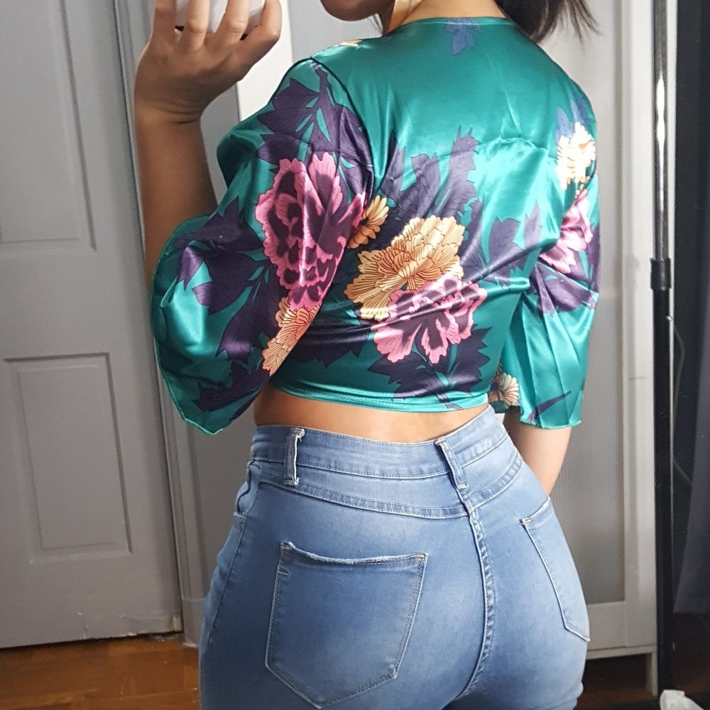 ▪︎LAST ONE!▪︎"Paradise" Tie Front Floral Top NWOT - Picture 2 of 5